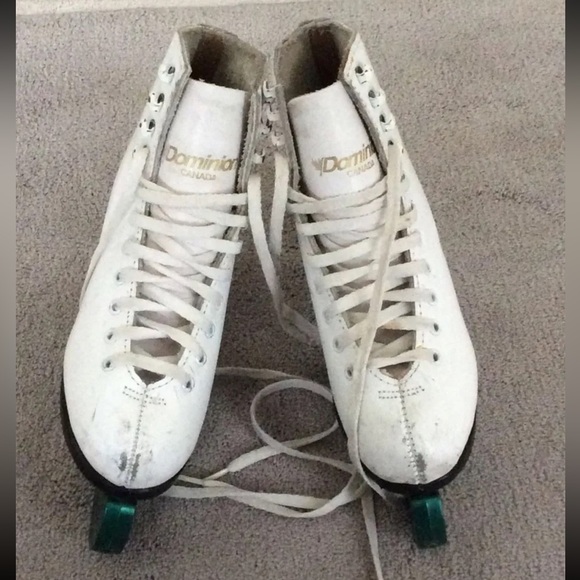 Dominion Canada Model 698 White Figure Skates Girls Youth Size: 1 EUC - Picture 1 of 4